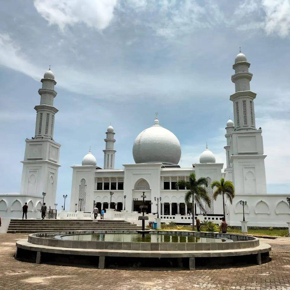 Masjid Agung Oesman Al-Khair (instagram.com/sallllllll14)