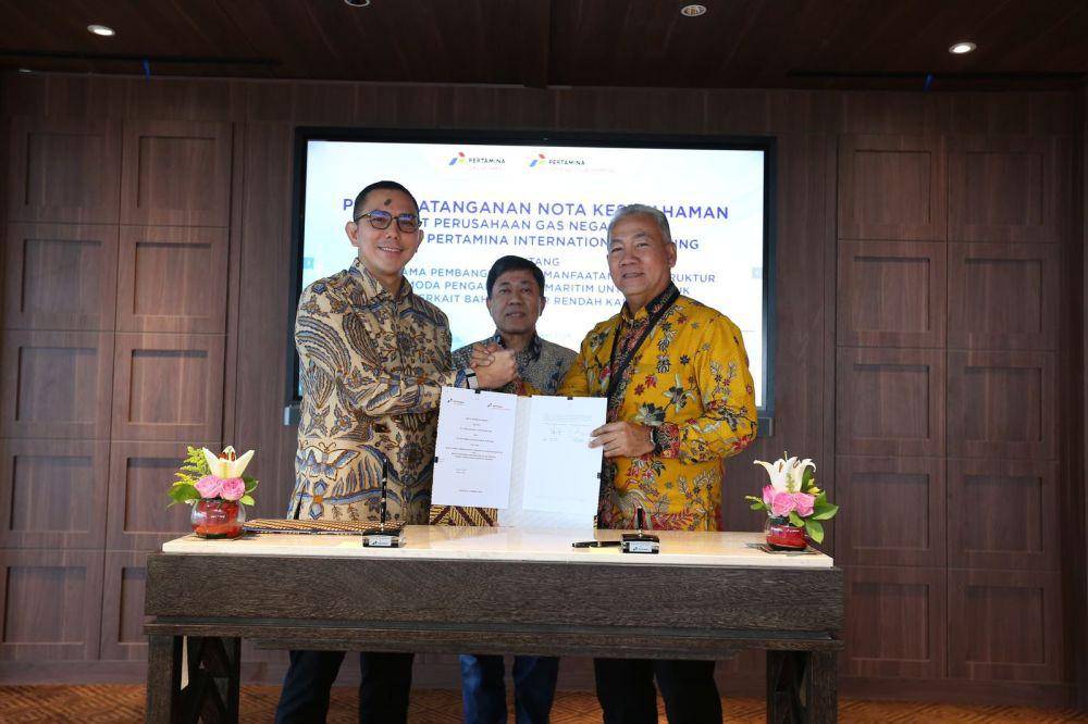 Penandatanganan nota kesepahaman yang dilakukan oleh Direktur Utama PGN Arief Setiawan Handoko dan Direktur Utama PIS Yoki Firnandi, disaksikan Direktur Logistik & Infrastruktur PT Pertamina Persero, Alfian Nasution di Jakarta, Selasa (19/03/2024). (Dok. PGN)