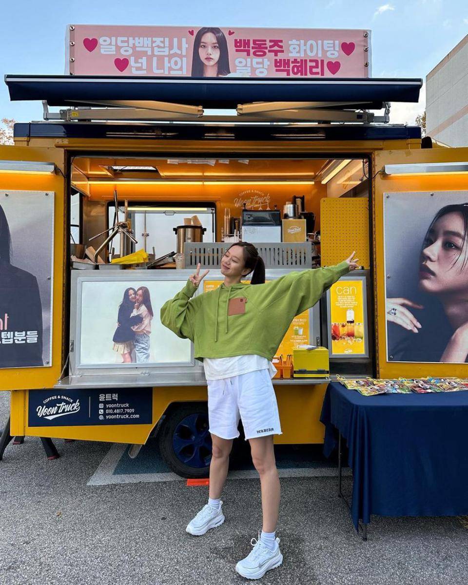 outfit nuansa putih ala Lee Hyeri (instagram.com/hyeri_0609)