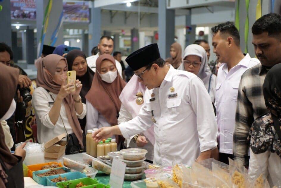 Wali Kota Metro, Wahdi meninjau wisata kuliner ramadan di pertokoan Cendrawasih Lt 2 Kota Metro (Dok.Humas Pemkot Metro)