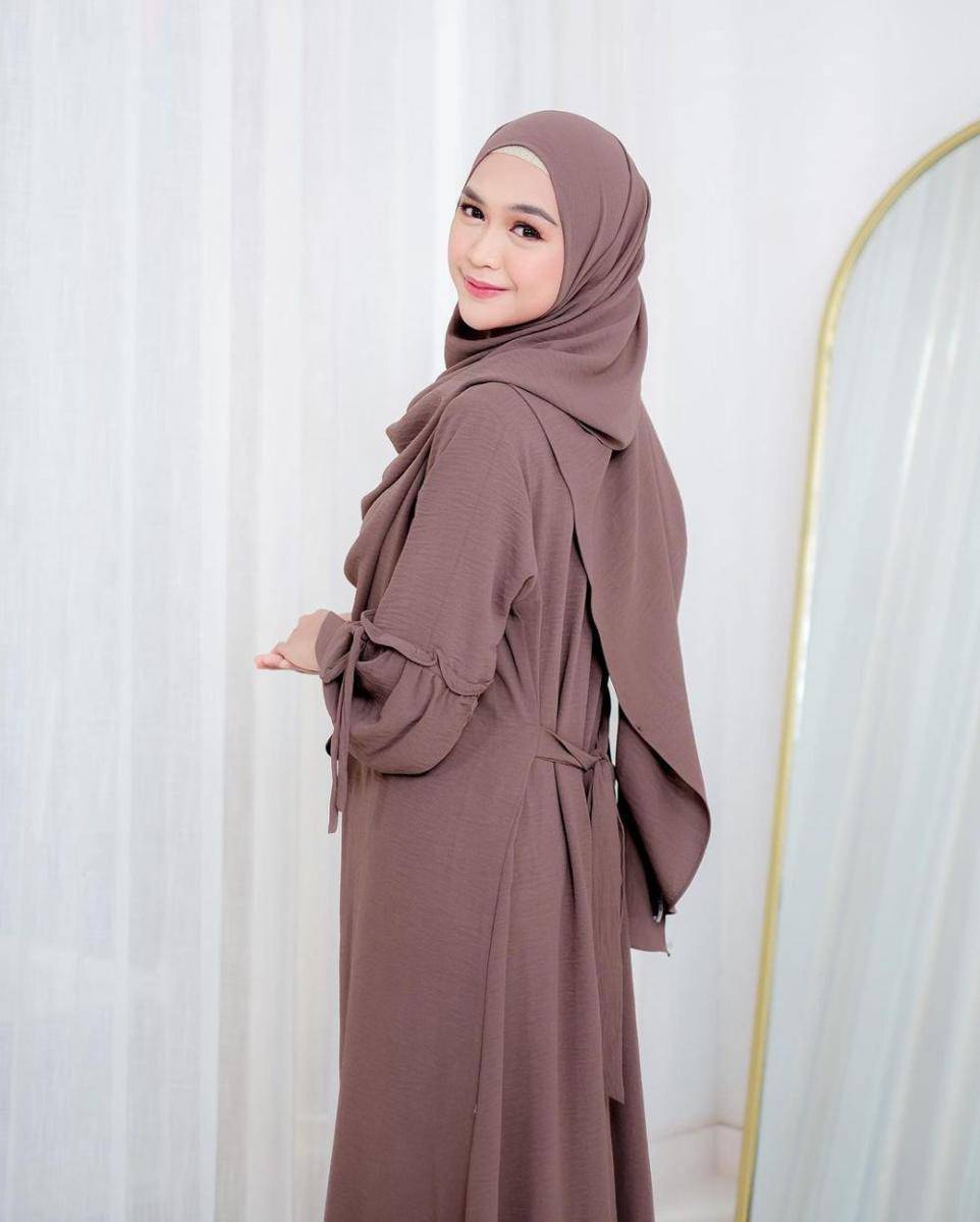 gaya makeup minimalis yang cocok buat lebaran (instagram.com/riaricis1795)