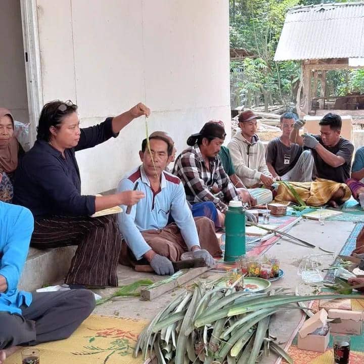 Petani di Lombok Timur mengolah limbah daun nanas menjadi serat. (dok. Istimewa)