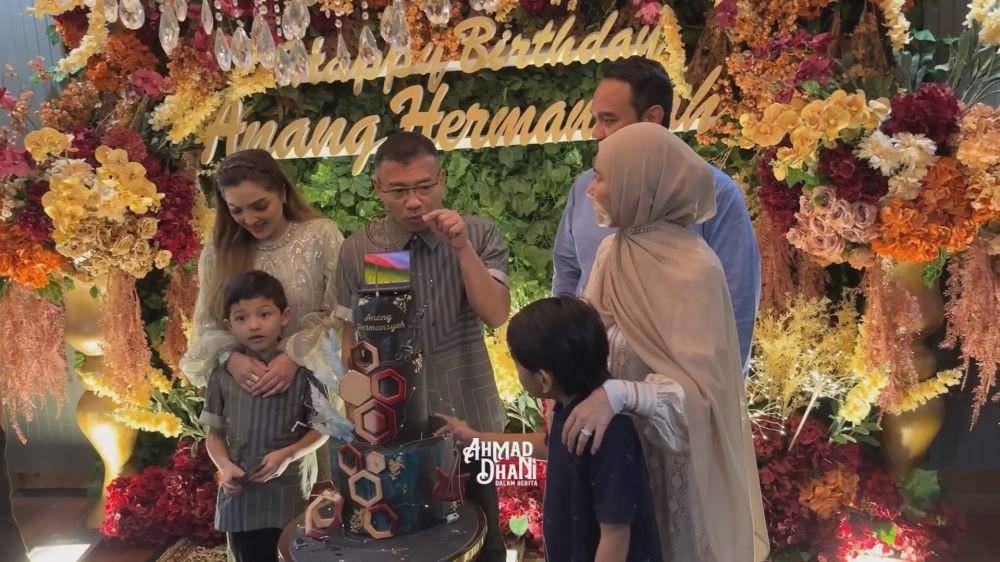 potret pesta ulang tahun ke-55 Anang Hermansyah (youtube.com/ahmaddhanidalamberita)