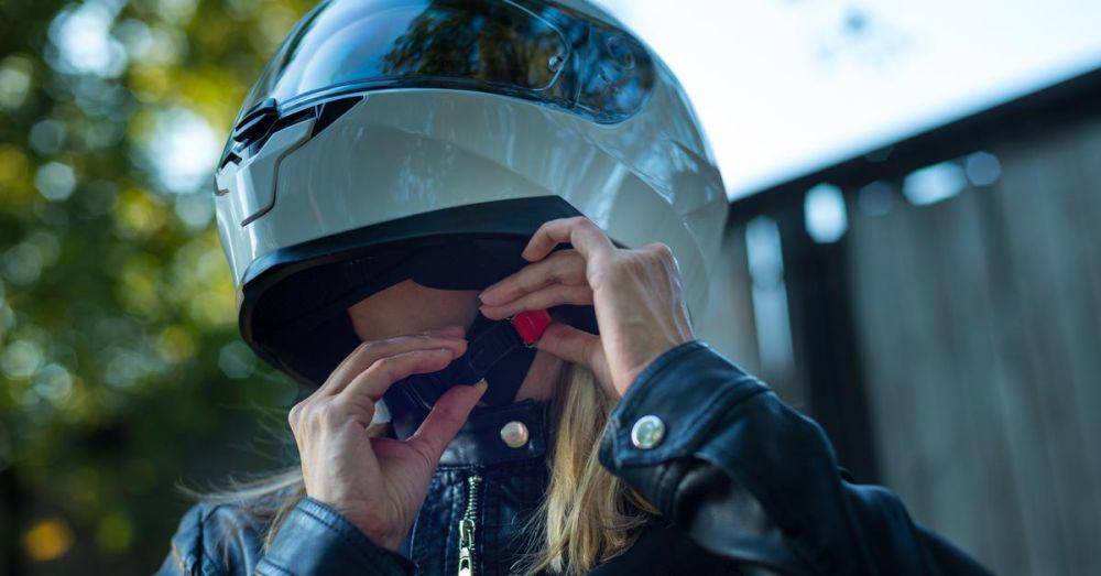 potret menggunakan helm (damon.com)