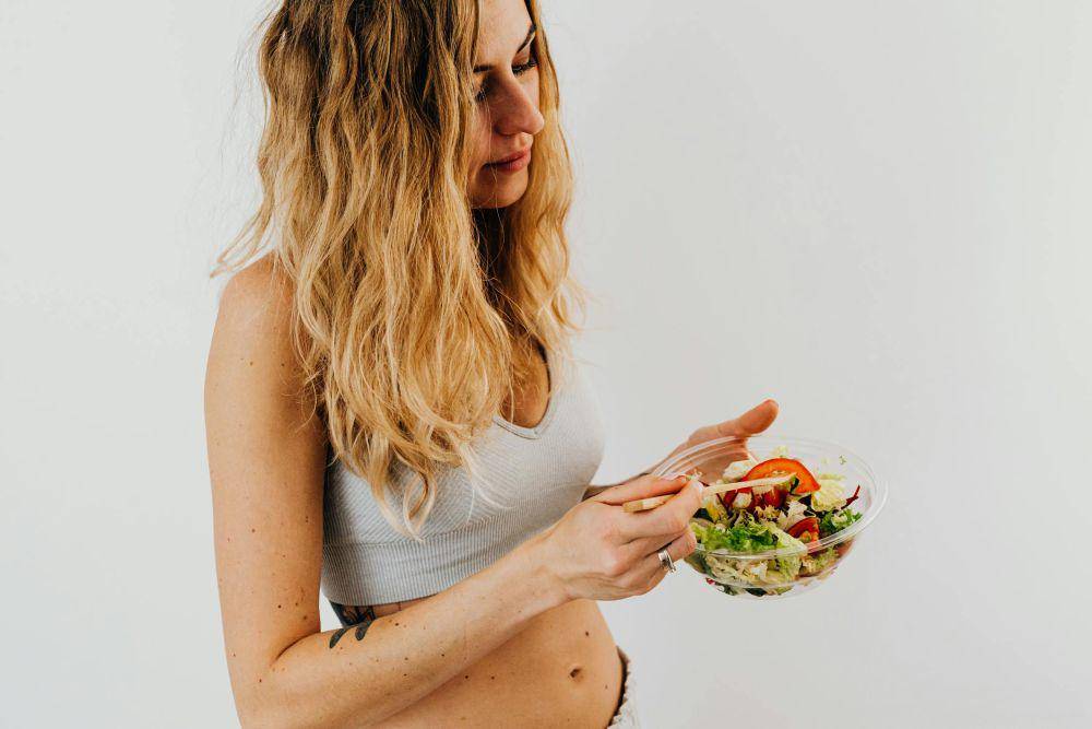 ilustrasi mengonsumsi salad (pexels.com/Karolina Grabowska)