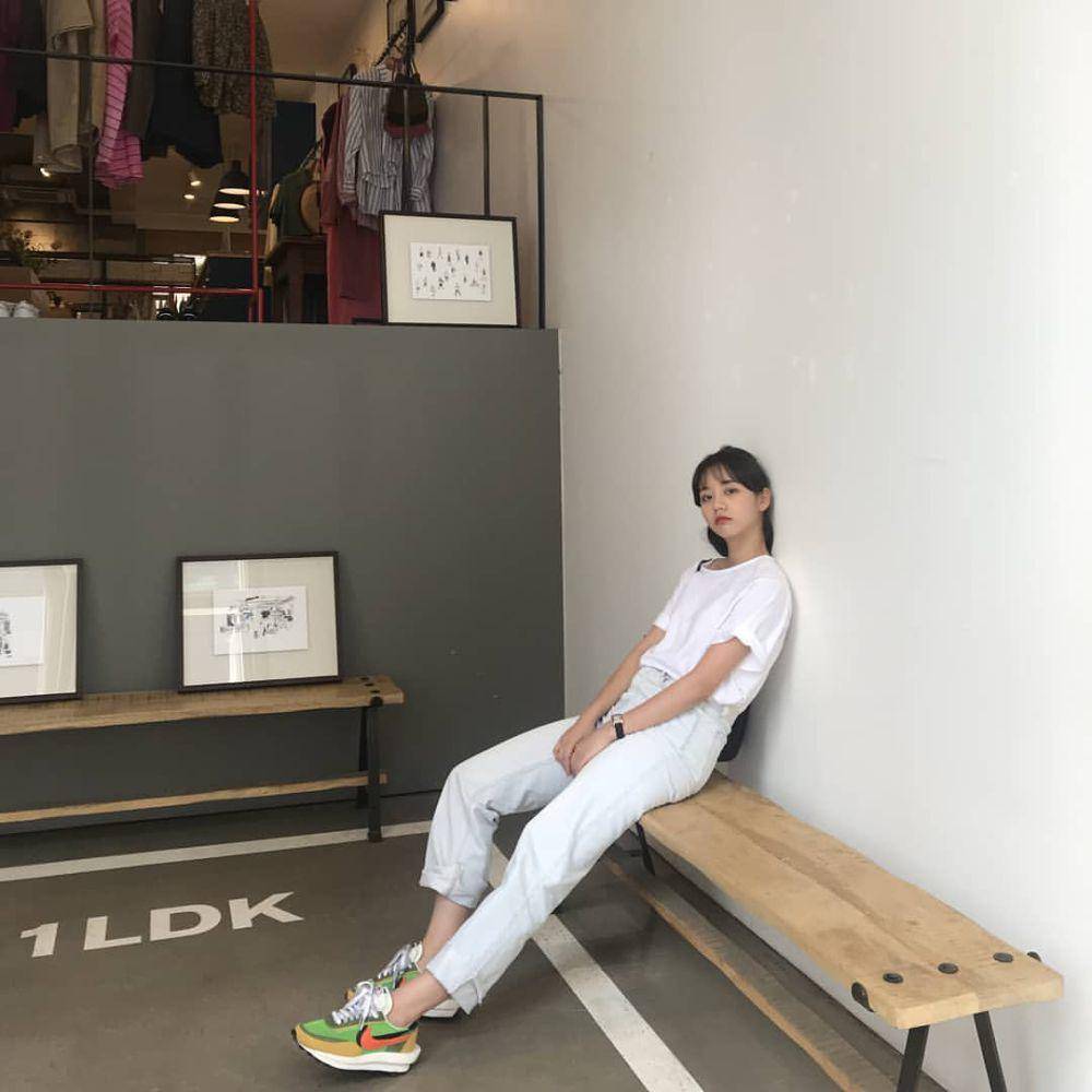 outfit nuansa putih ala Lee Hyeri (instagram.com/hyeri_0609)