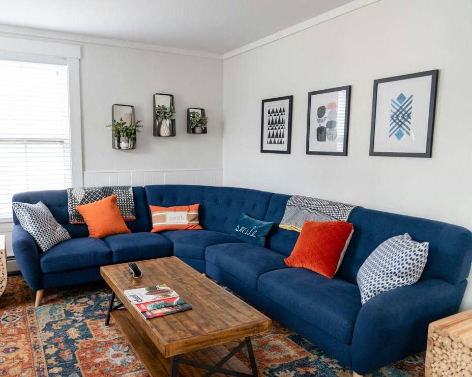 ilustrasi sofa berwarna biru navy (unsplash.com/Andrea Davis)