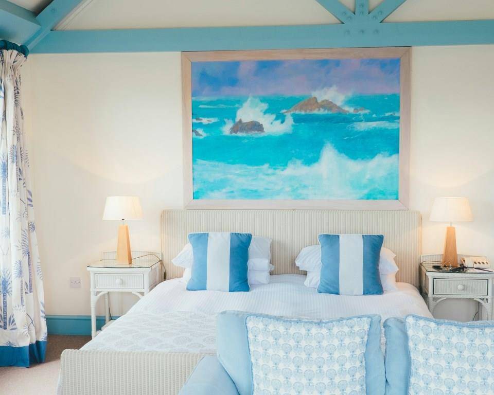 ilustrasi warna biru pastel kombinasi cream (unsplash.com/Annie Spratt)