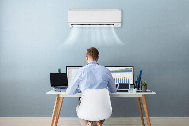 ilustrasi AC inverter di kantor (Freepik.com/andreypopov)