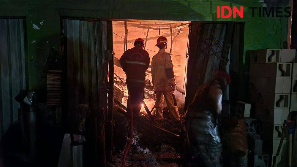 Petugas DPKP Kota Depok memadamkan api yang berasal dari tempat penyimpanan tinner toko bangunan di Bedahan, Sawangan, Depok. (IDNTimes/Dicky)