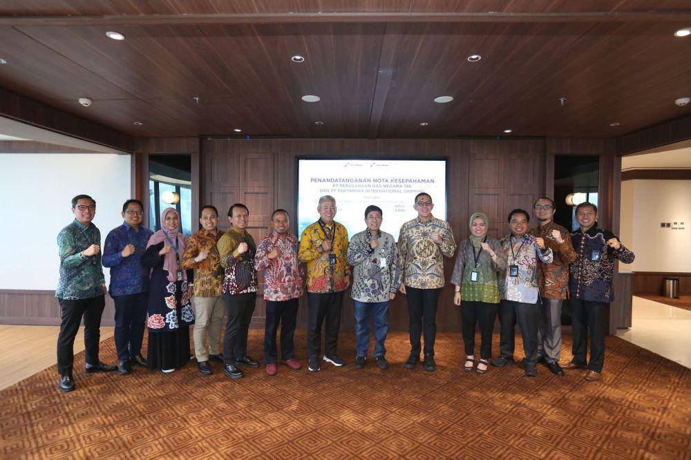 Penandatanganan nota kesepahaman yang dilakukan oleh Direktur Utama PGN Arief Setiawan Handoko dan Direktur Utama PIS Yoki Firnandi, disaksikan Direktur Logistik & Infrastruktur PT Pertamina Persero, Alfian Nasution di Jakarta, Selasa (19/03/2024). (Dok. PGN)