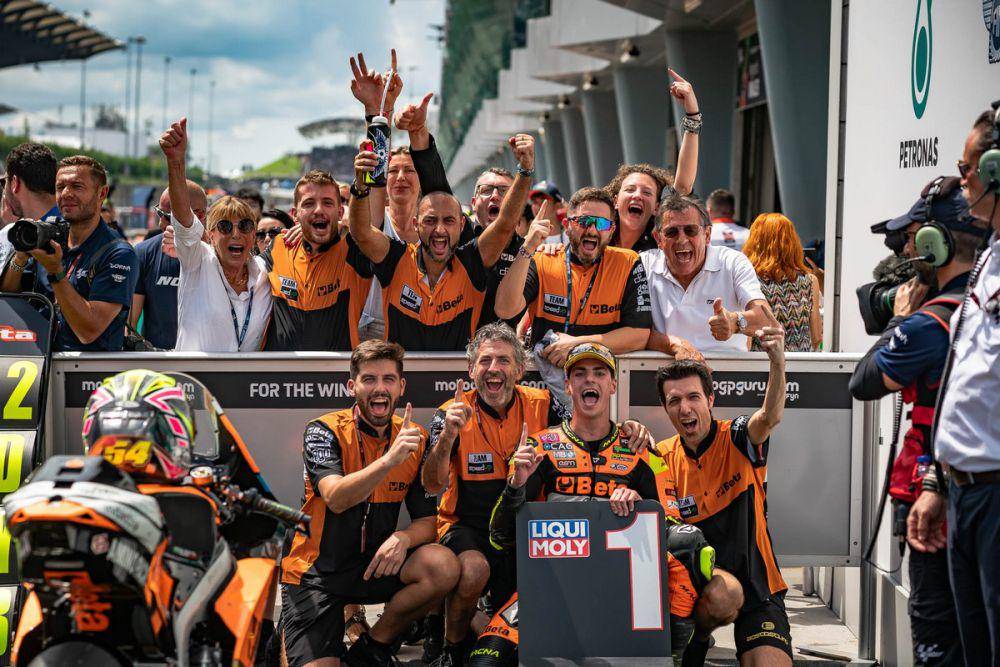 Fermin Aldeguer berfoto bersama kru SpeedUp Team usai GP Malaysia 2023. (teamspeedup.it)