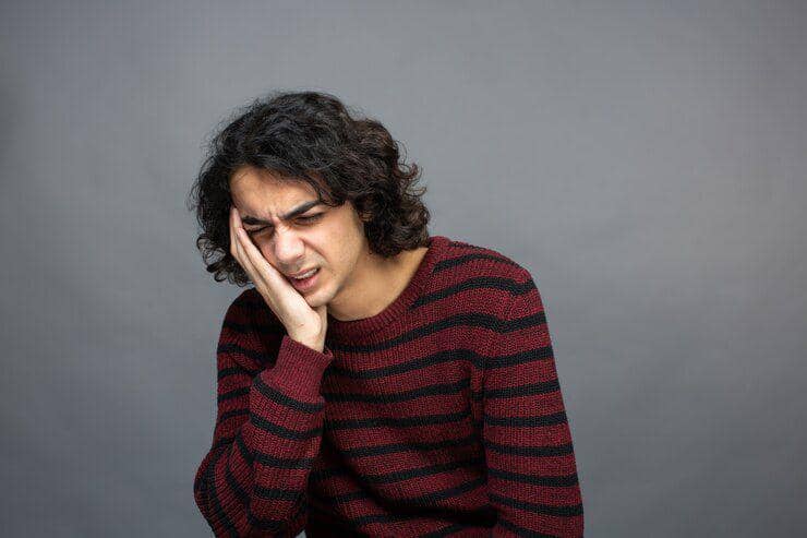 Seorang laki-laki mengalami gigi berlubang.