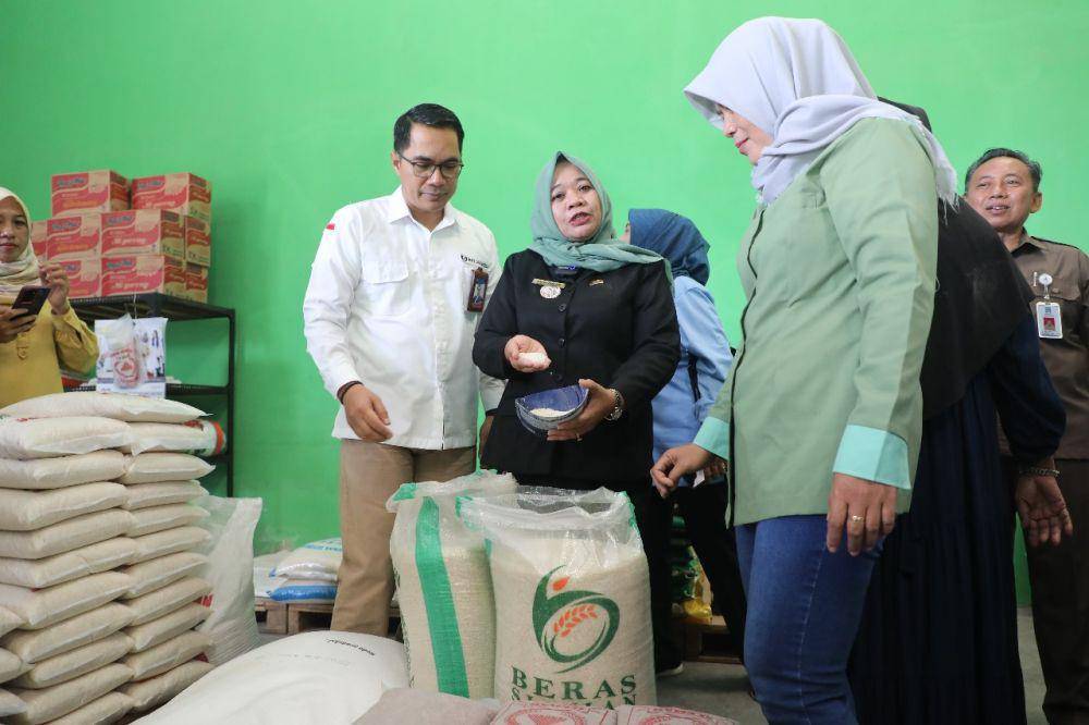 Pemantauan beras di Gapoktan Sanggartani Ngemplak, Selasa (19/3/2024). (Dok. Istimewa)