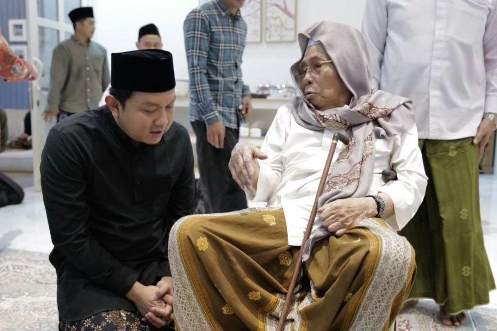 7 Potret Denny Caknan Bertemu KH Nurul Huda Djazuli, Tampil Religius