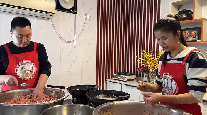 potret Yenny masak besar di China (youtube.com/YENNY DI CHINA)
