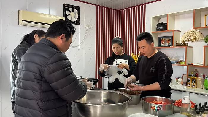 potret Yenny masak besar di China (youtube.com/YENNY DI CHINA)