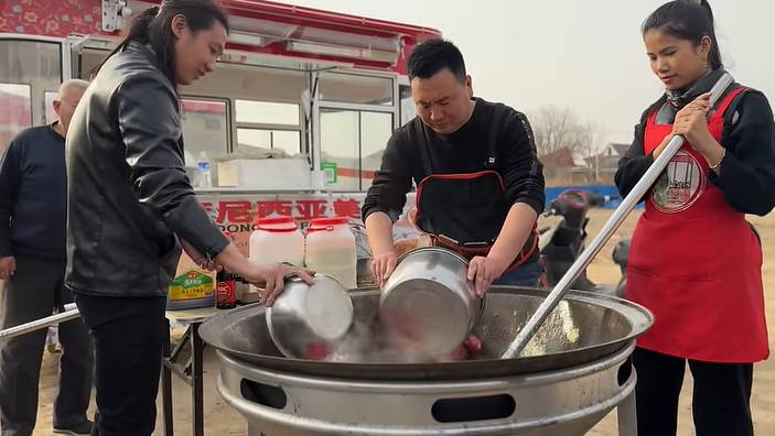 potret Yenny masak besar di China (youtube.com/YENNY DI CHINA)