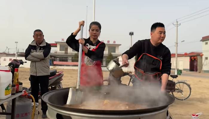 potret Yenny masak besar di China (youtube.com/YENNY DI CHINA)