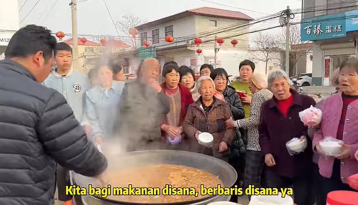 potret Yenny masak besar di China (youtube.com/YENNY DI CHINA)