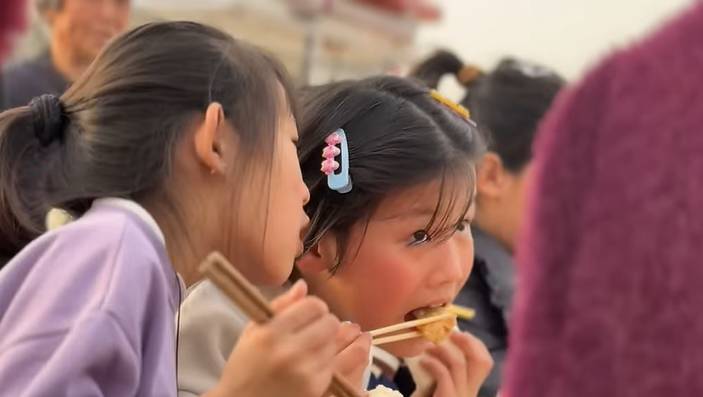 potret Yenny masak besar di China (youtube.com/YENNY DI CHINA)