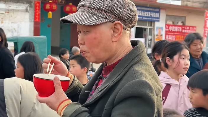 potret Yenny masak besar di China (youtube.com/YENNY DI CHINA)