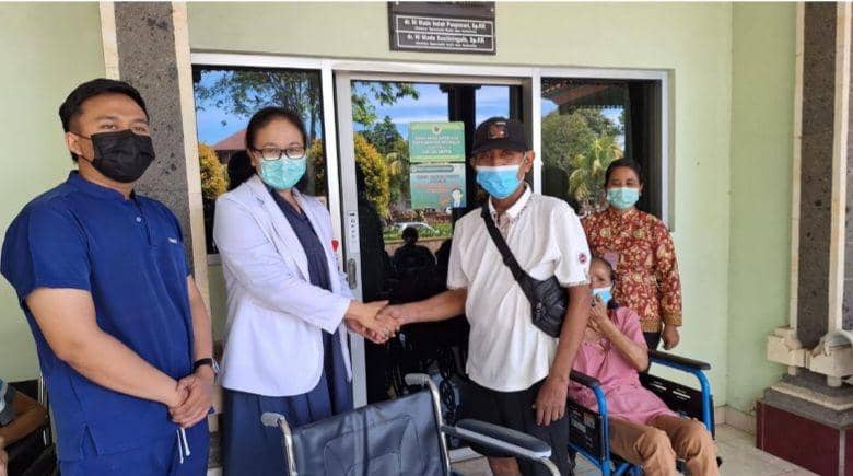 Pemberian kursi roda untuk pasien kusta yang menjadi mintra kegiatan PKM Universitas Warmadewa (Dok.IDNTimes/Istimewa)