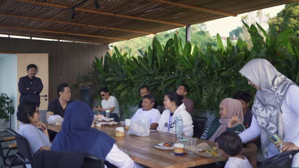 potret Reuni Ariel dengan teman SMA (dok.youtube.com/ArielNoahChannel)