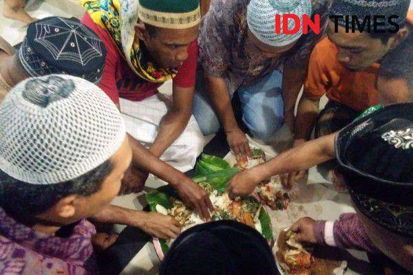 Suasana saat pelaksanaan tradisi Megibung di Desa Kepaon. (IDN Times/Hisyamudin Keleten Kelin)