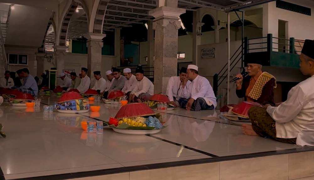 Suasana saat pelaksanaan Tradisi Ngaminang di Desa Gelgel, Klungkung. (YouTube.com/Pers Akademika)