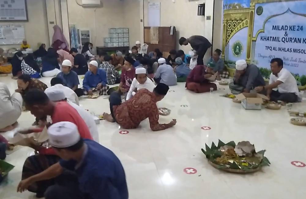 Suasana saat pelaksanaan tradisi Megengan. (YouTube.com/ Tarmuji Nanda)