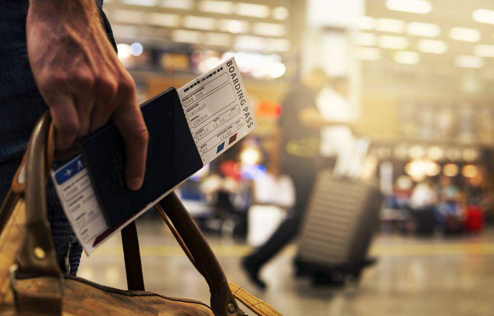 ilustrasi seorang pria di bandara (pixabay.com/JoshuaWoroniecki)