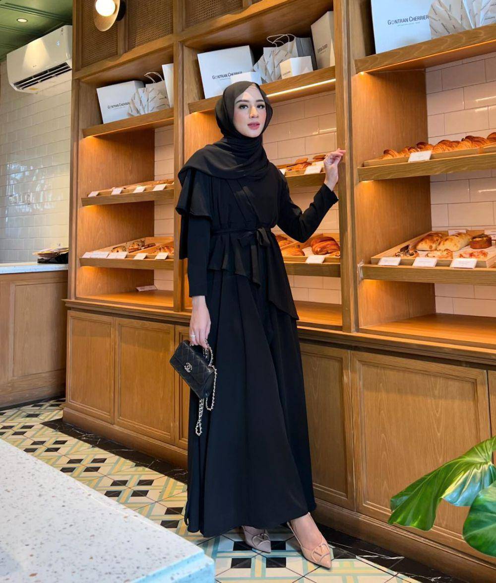 rekomendasi gamis hitam simpel untuk lebaran (instagram.com/gonegani)