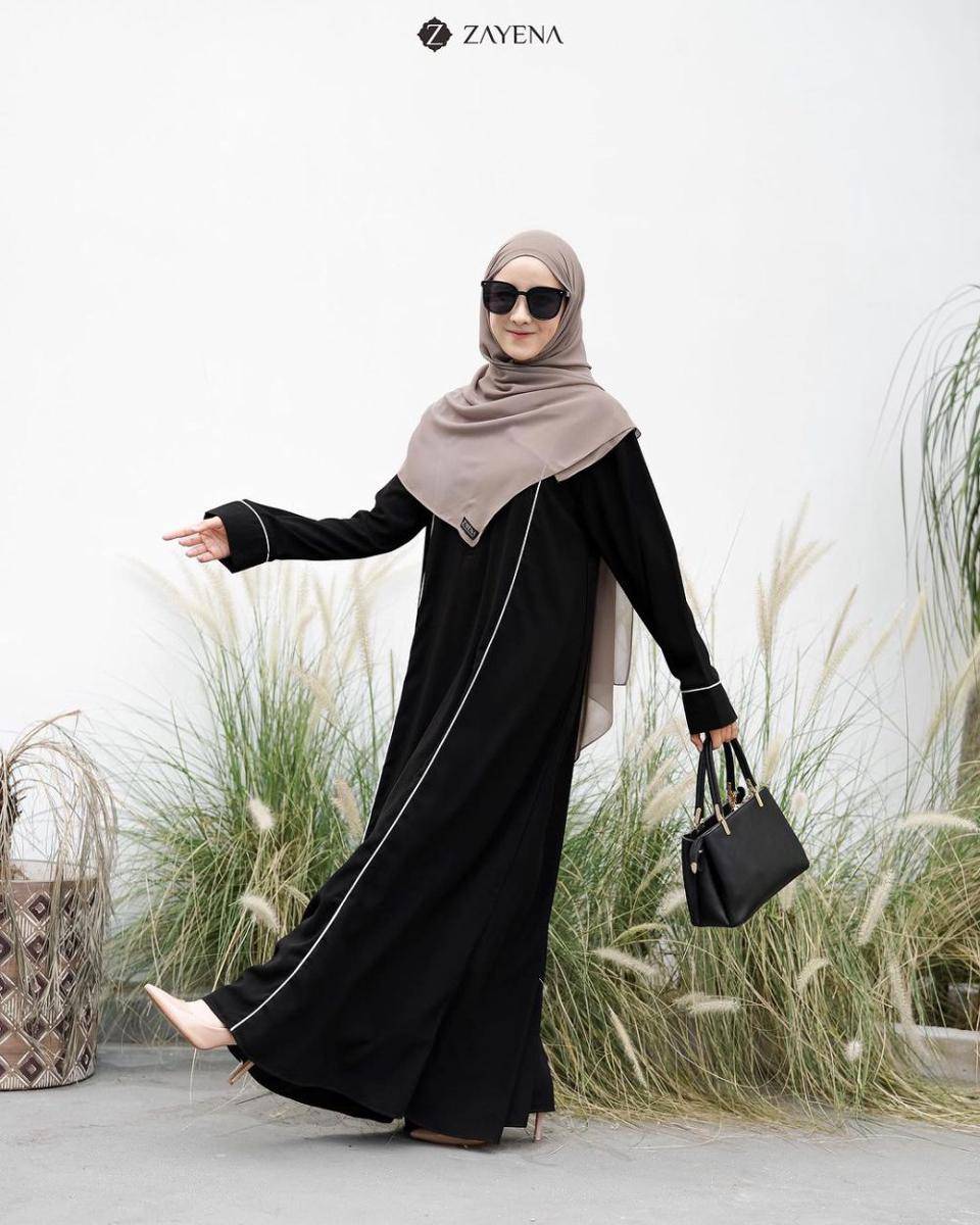 rekomendasi gamis hitam simpel untuk lebaran (instagram.com/zayena.indonesia)