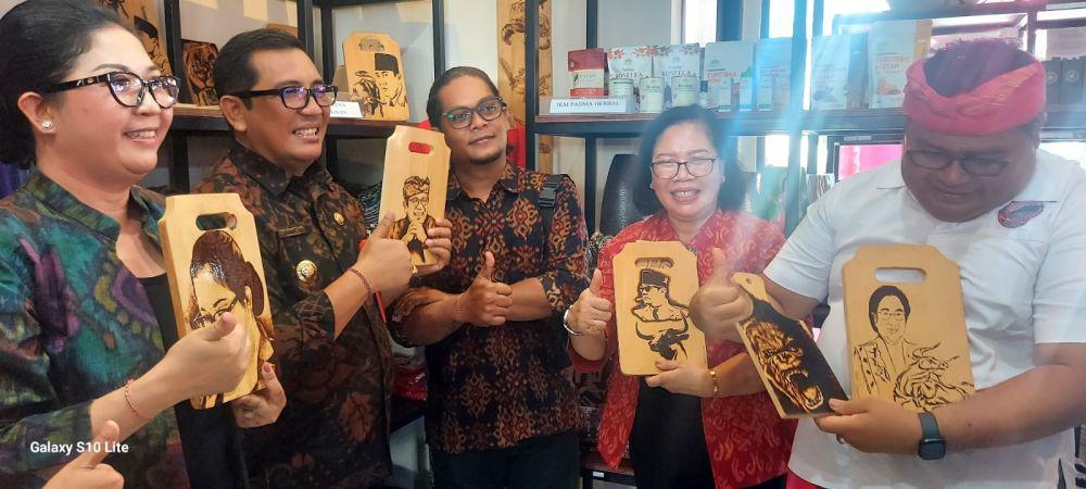 Lukisan Bakar di Pojok IKM Dekranasda DTW Tanah Lot, Unik!