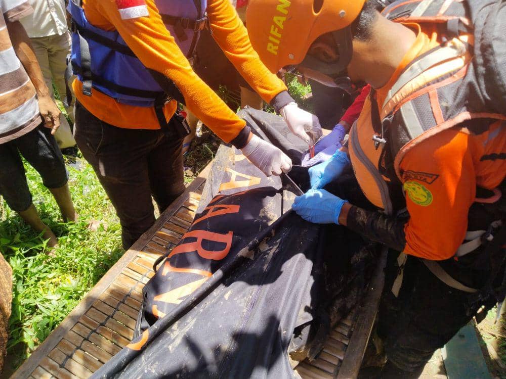 Nenek penjual ikan tewas terseret aliran sungai Citarum Bekasi. (Dokumen SAR Bekasi)