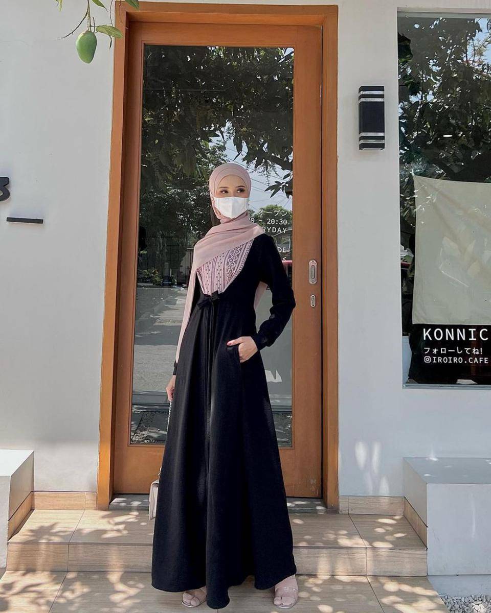 rekomendasi gamis hitam simpel untuk lebaran (instagram.com/miza.label)