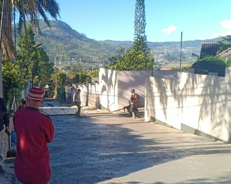 Warga di Lembang Patungan Perbaiki Jalan Rusak