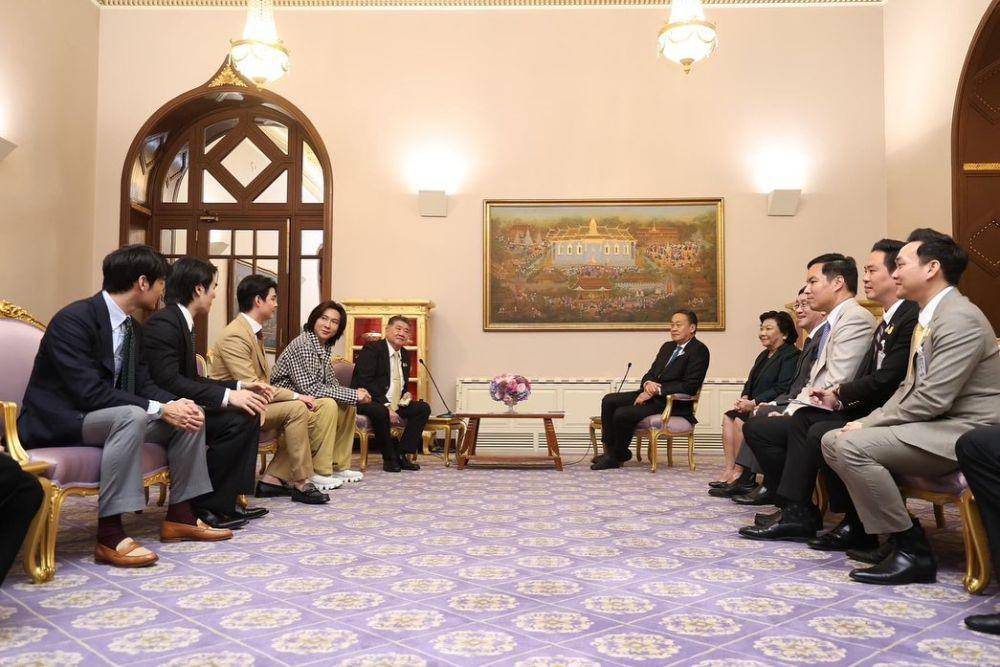 Mile dan Apo di The Government House of Thailand (Instagram.com/milephakphum)