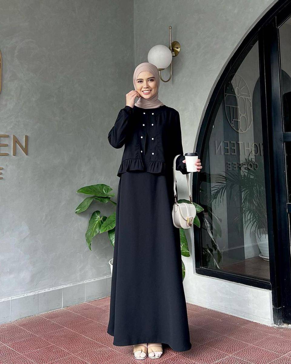rekomendasi gamis hitam simpel untuk lebaran (instagram.com/lea.indonesia)