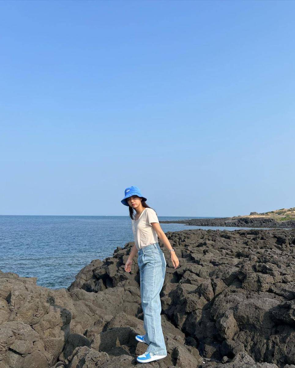 outfit nuansa putih ala Lee Hyeri (instagram.com/hyeri_0609)