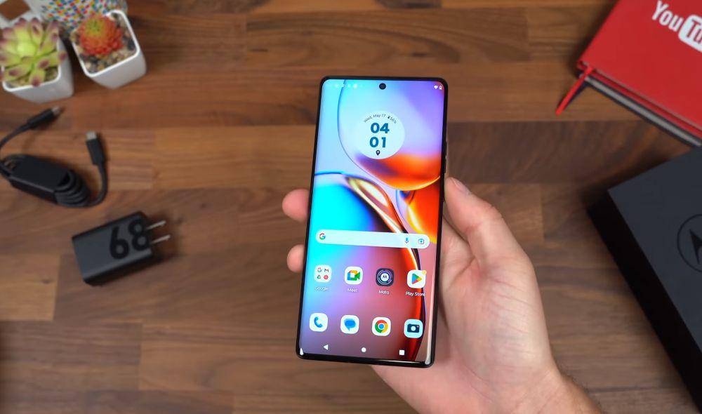 potret Motorola Edge+ (2023) (dok. Youtube.com/Tim Schofield)
