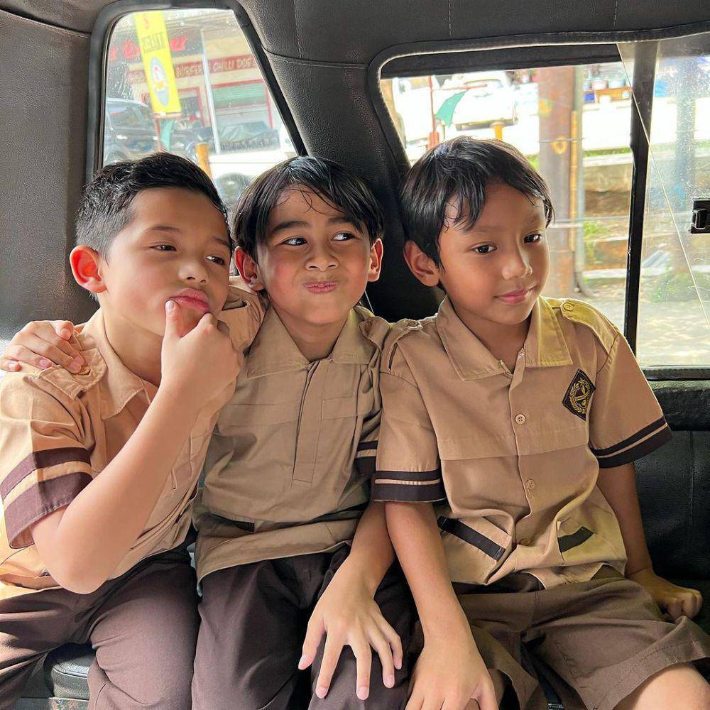 potret Ashanty dan Meisya Siregar temani anak naik angkot (instagram.com/meisya__siregar)