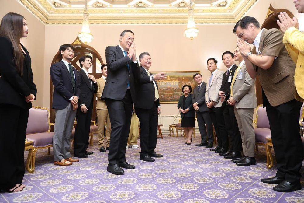Mile dan Apo di The Government House of Thailand (Instagram.com/milephakphum)
