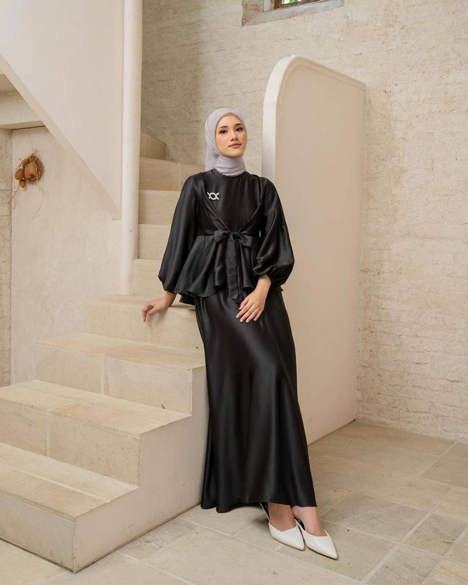 rekomendasi gamis hitam simpel untuk lebaran (instagram.com/wearingklamby)