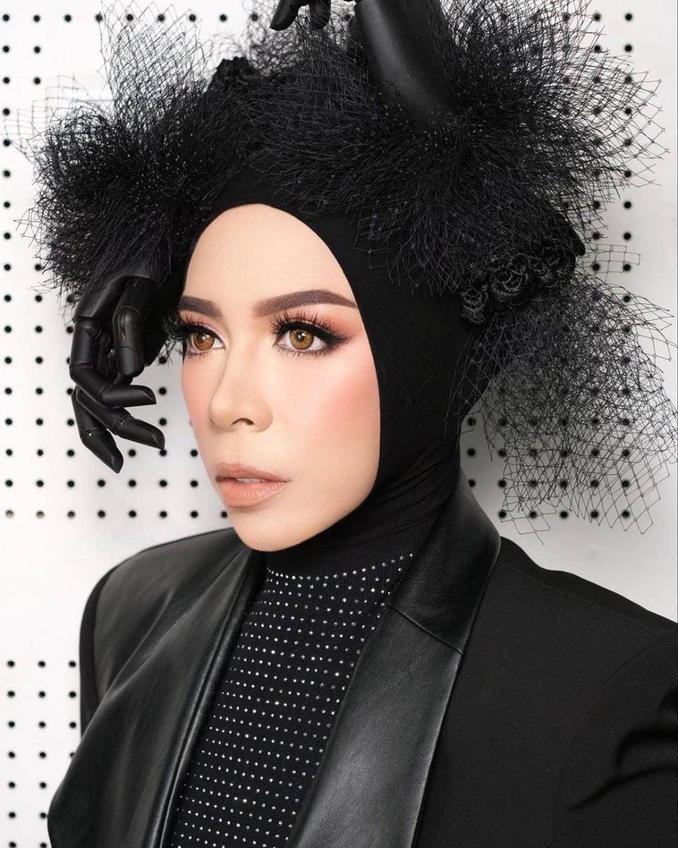 gaya makeup bold ala Melly Goeslow (instagram.com/melly_goeslaw)