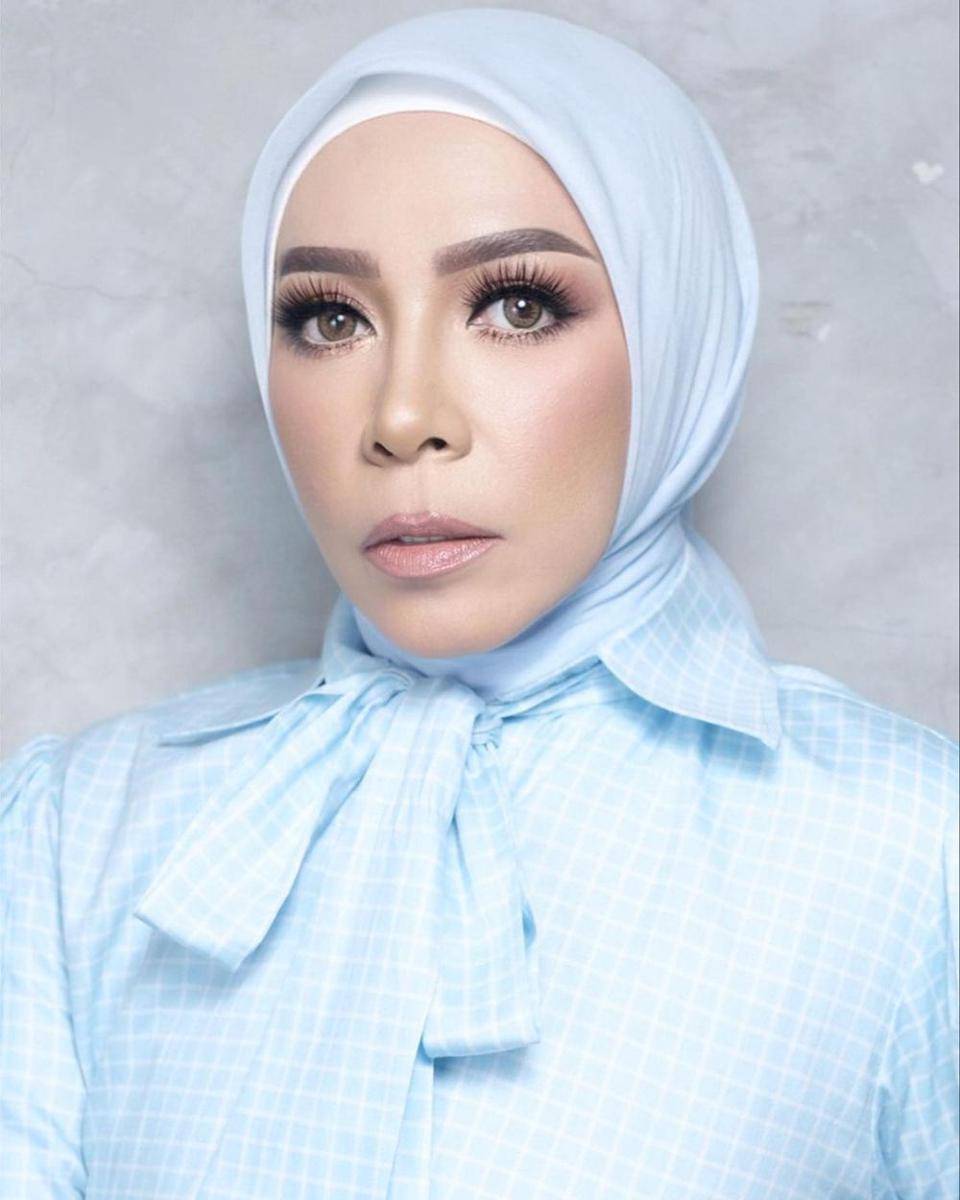 gaya makeup bold ala Melly Goeslow (instagram.com/melly_goeslaw)