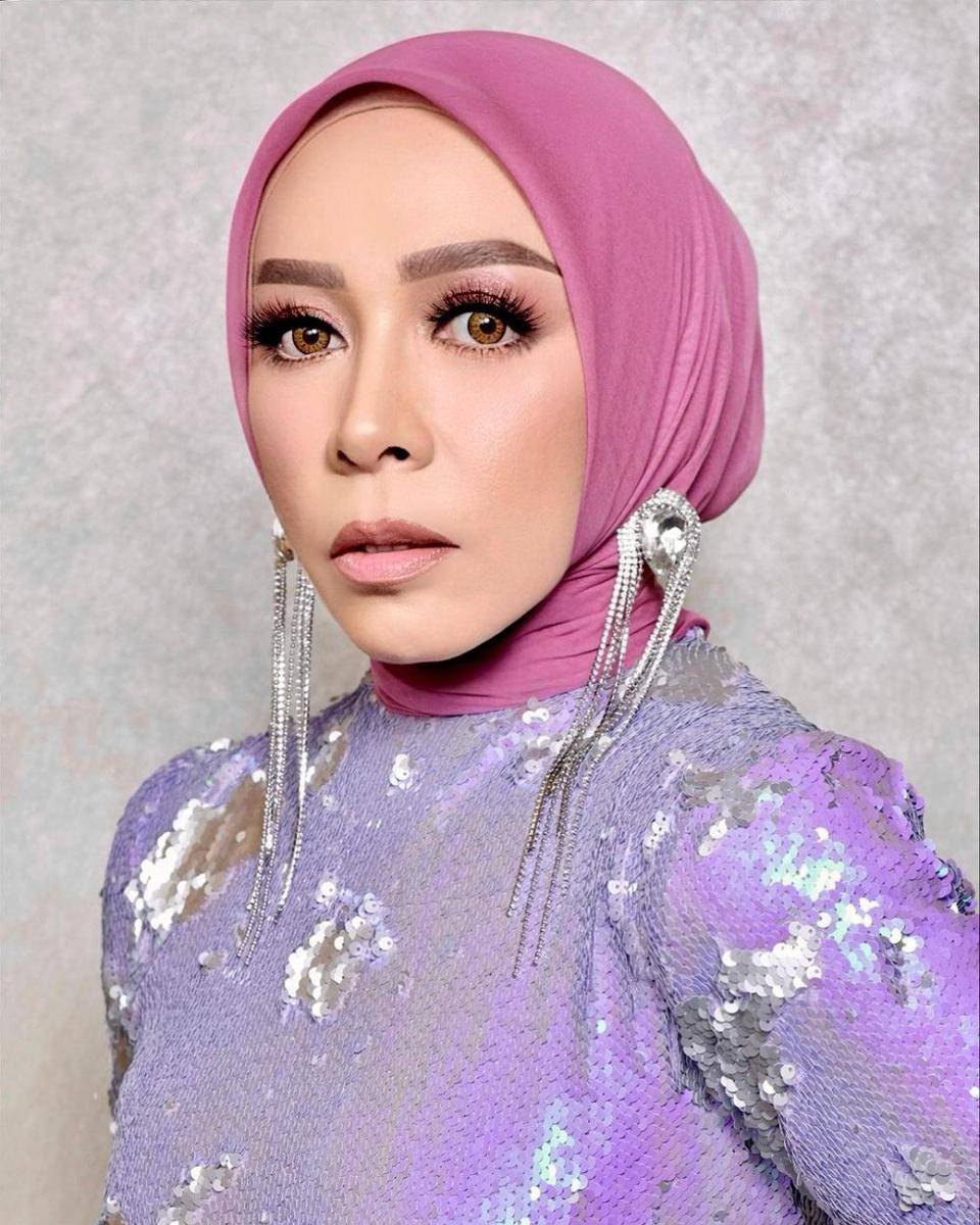 gaya makeup bold ala Melly Goeslow (instagram.com/melly_goeslaw)