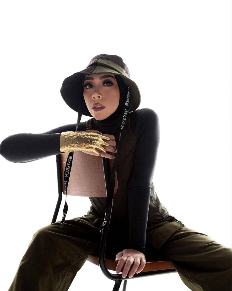 gaya makeup bold ala Melly Goeslow (instagram.com/melly_goeslaw)