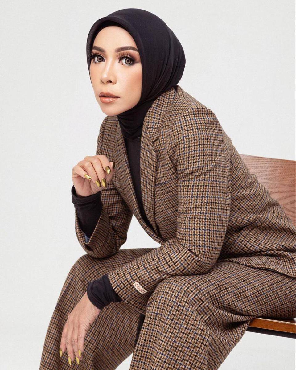 gaya makeup bold ala Melly Goeslow (instagram.com/melly_goeslaw)